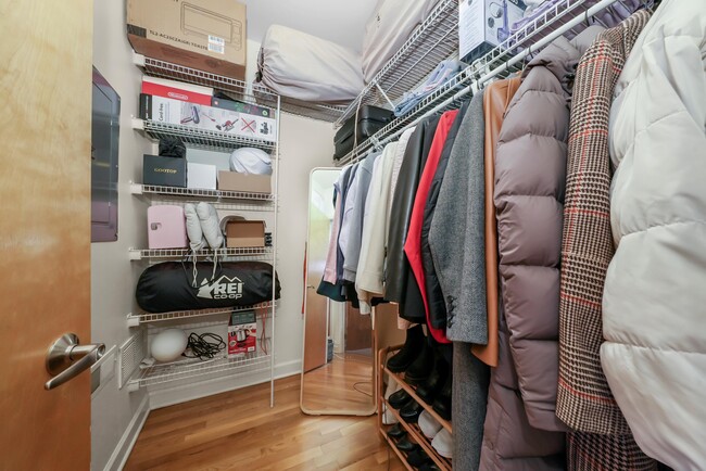 2 Walk in closets - 1700 W Ohio St