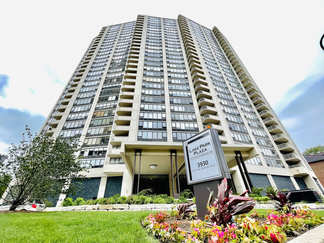 Foto del edificio - 3930 N Pine Grove Ave