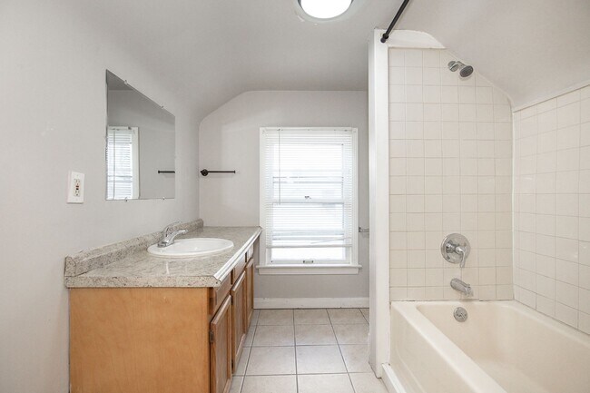 Building Photo - Spacious 3 bedroom/2 bath Cleveland Hts single family house!