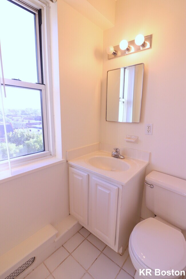 Building Photo - 15 Thatcher St