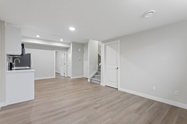 Building Photo - 6637-6646 46 Ave