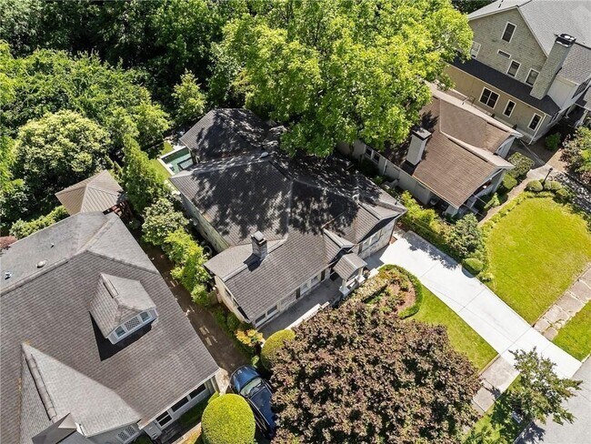 Foto del edificio - 663 Yorkshire Rd NE