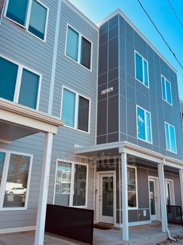 Primary Photo - 110 W 12th St E