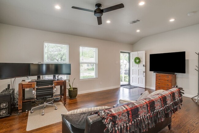 Foto del edificio - Pristine 2 Bed, 1 Bath Home for Rent in the Cultural District- 76107