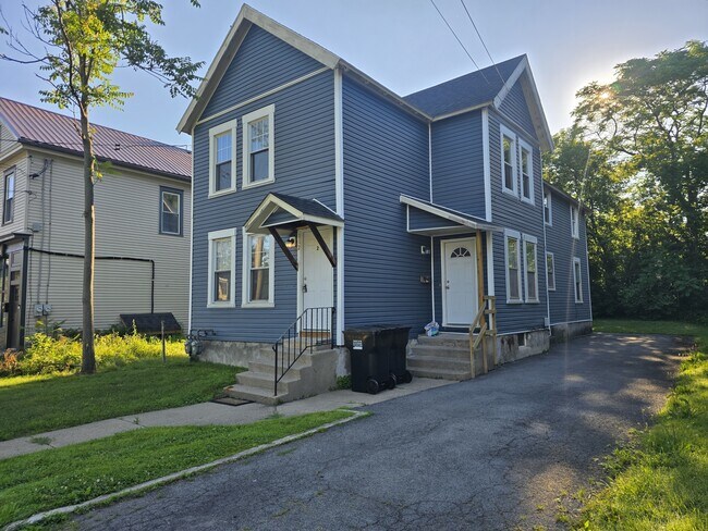 Building Photo - 112 Helen St