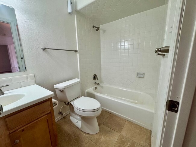 Building Photo - 3 Bed updated gem!
