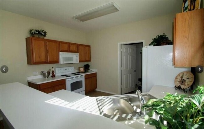 Building Photo - Hard to find 4 bedroom in Master Planned C...