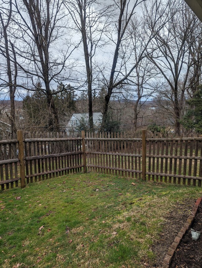 Building Photo - 9 Topstone Dr