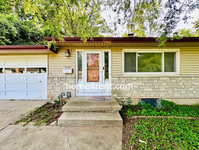 Building Photo - Beautiful Raytown Ranch. Wood Floors, Spac...