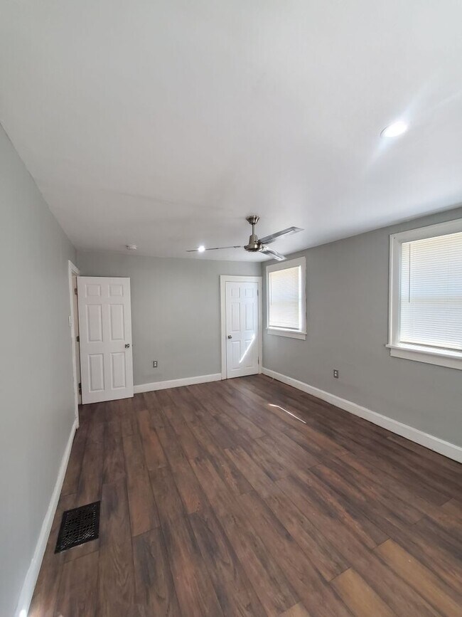 Building Photo - 2 BEDROOM SINGLE FAMILY