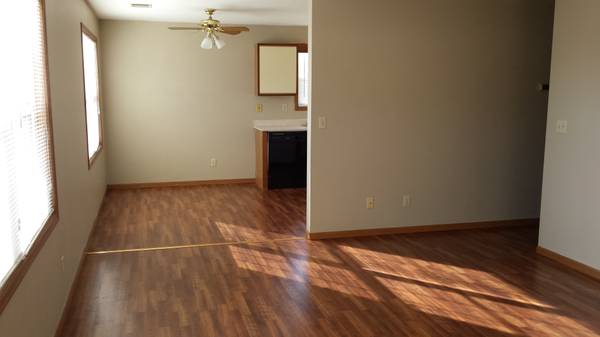 De sala de estar a cocina - Stoney Meadow Apartments