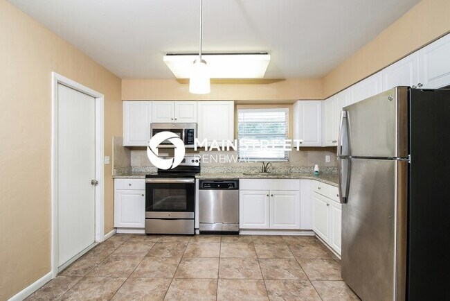 Building Photo - 3 Bedroom Pet-Friendly Home in Bradenton, FL with Main Street Renewal