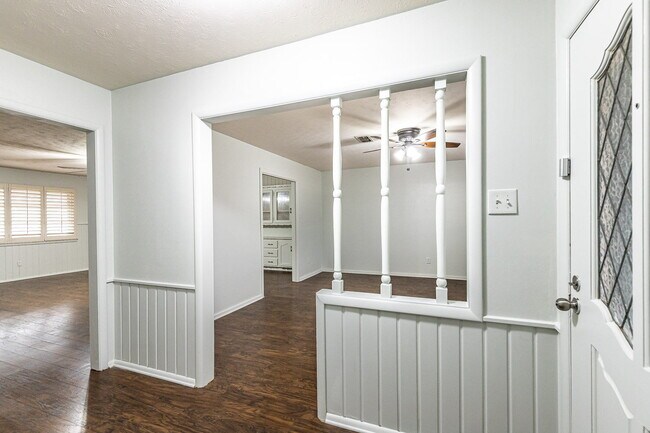 Building Photo - Charming 3 bedroom 2 bathroom