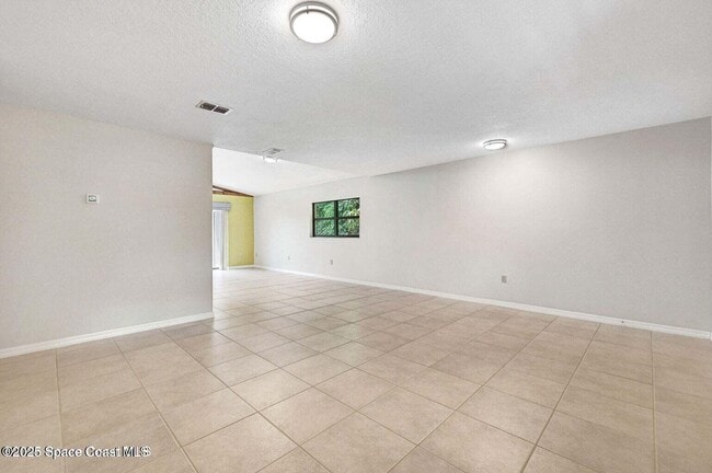 Building Photo - 1600 Woodland Dr