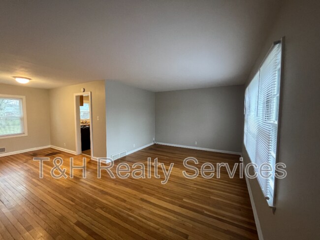 Building Photo - 2121 Gerrard Ave