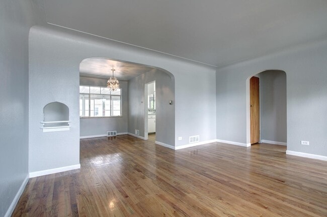 Building Photo - Beautiful Brick Home in Swansea!