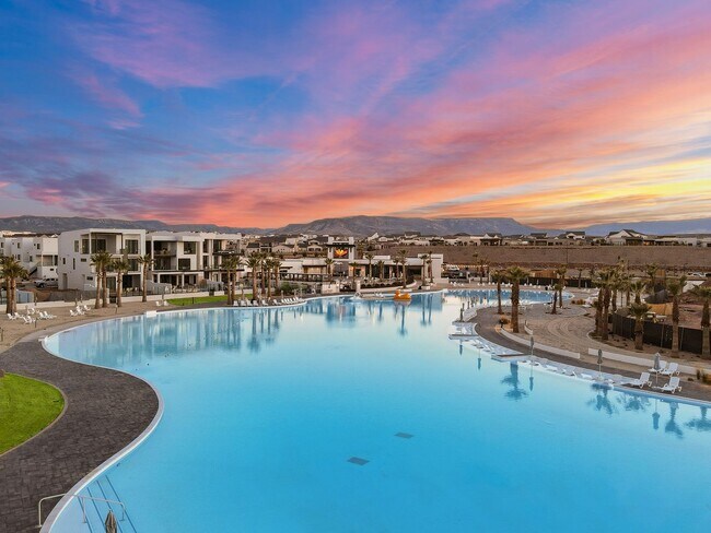 Building Photo - 3 Bedroom End Unit in Desert Color!