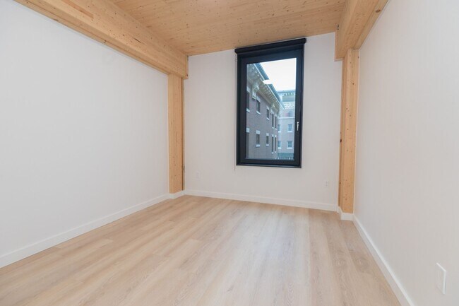 Building Photo - 13 E Lenox St