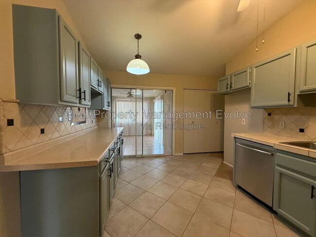 Foto del edificio - 513 E Wickieup Ln