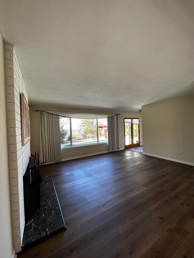 Building Photo - 4 Bedroom, 4 Bath Home w/ 2-Car Garage. Sw...