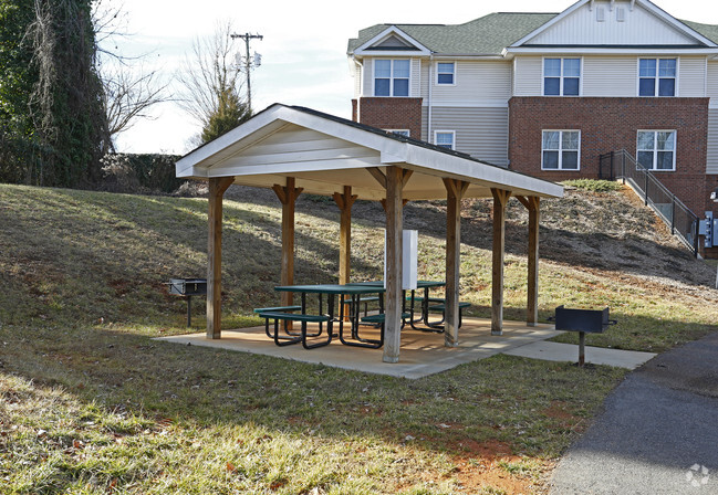 Building Photo - Evergreen Landing