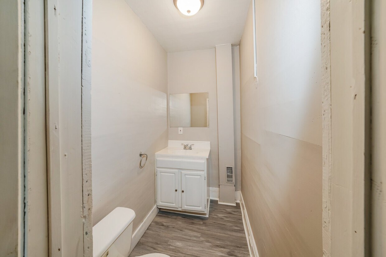 Building Photo - 339 W Calthrop Ave