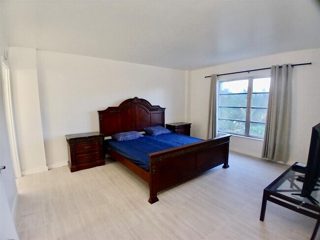 Building Photo - 4164 Inverrary Dr