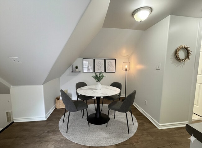 Building Photo - 482 King William St