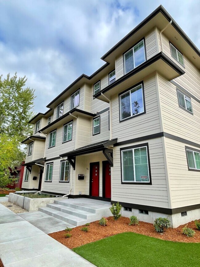 Foto del edificio - NEW 4 Bedroom / 4.5 Bath Duplex. A/C in every bedroom