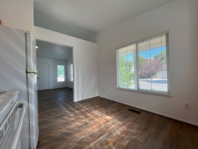 Foto del edificio - Refreshed Three Bedroom Cold Springs Home