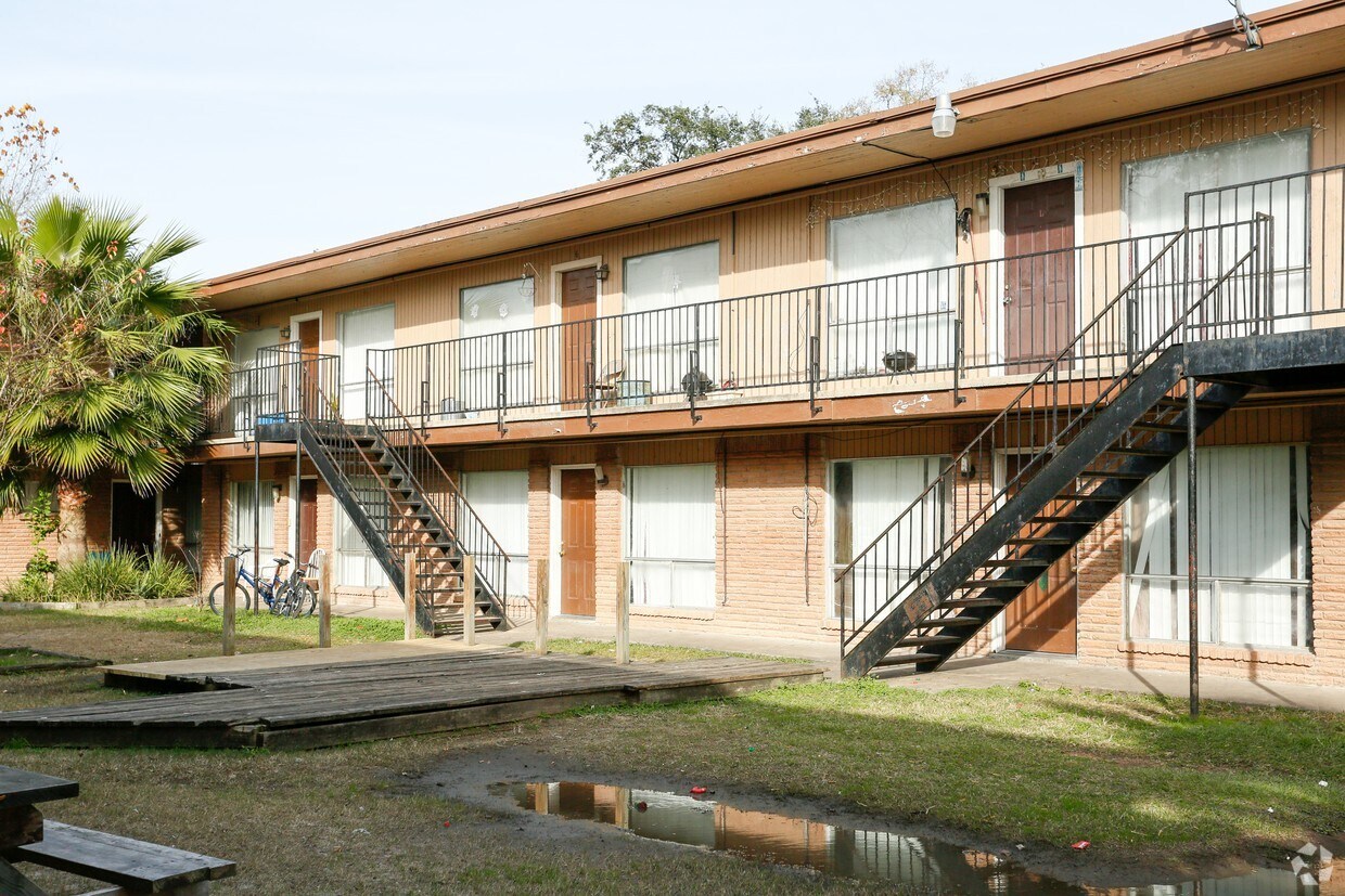 White Cliff Apartments Houston Tx Apartments Com