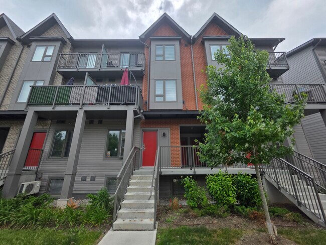 Photo du bâtiment - Desirable Modern Condo Townhouse