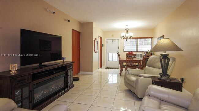 Foto del edificio - 1560 NE 127th St