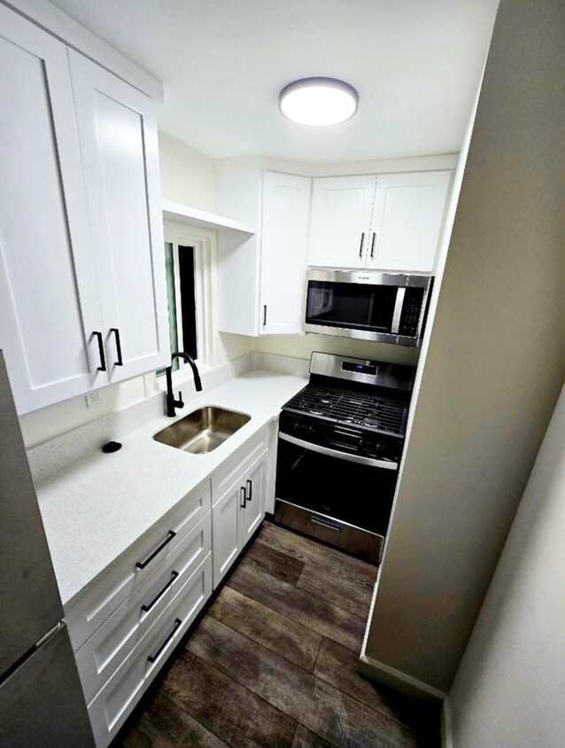 Foto principal - 1 bed, 1 bath - South Mission Hills neighb...