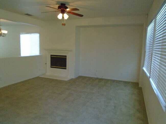 Foto del edificio - Spacious One Story in West Palmdale with 1...