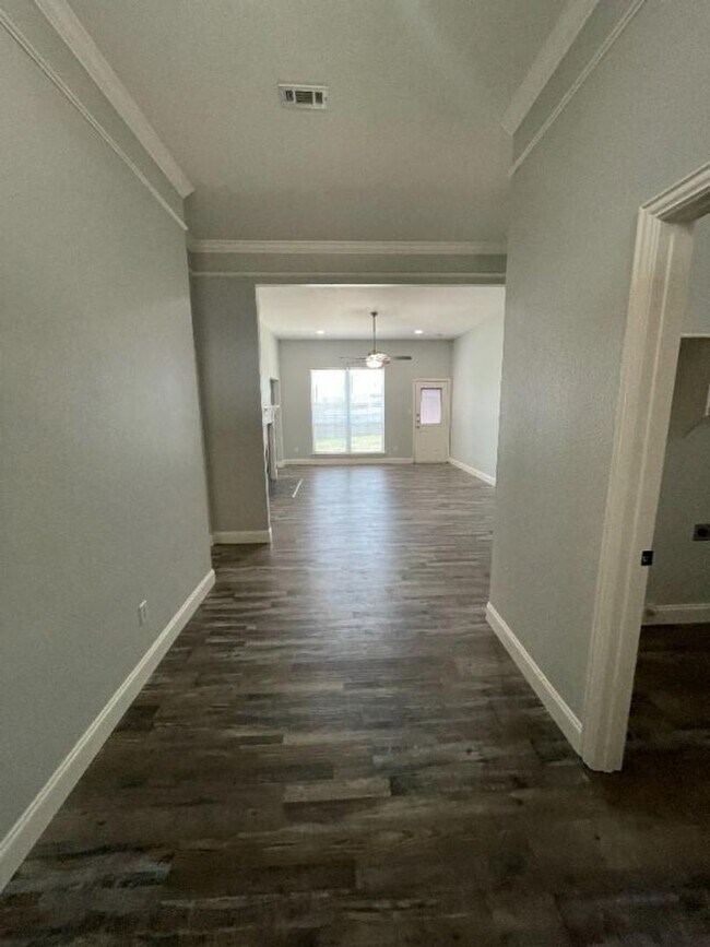 Building Photo - 3 BR/2BA & Den | Single Family Home | 2-Car Garage | Fenced backyard