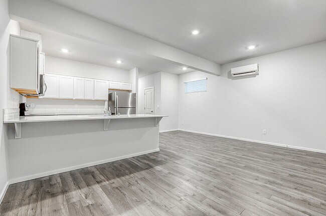 Building Photo - 3 Bedroom 2.5 Bathroom Home with Beautiful Finishes!!