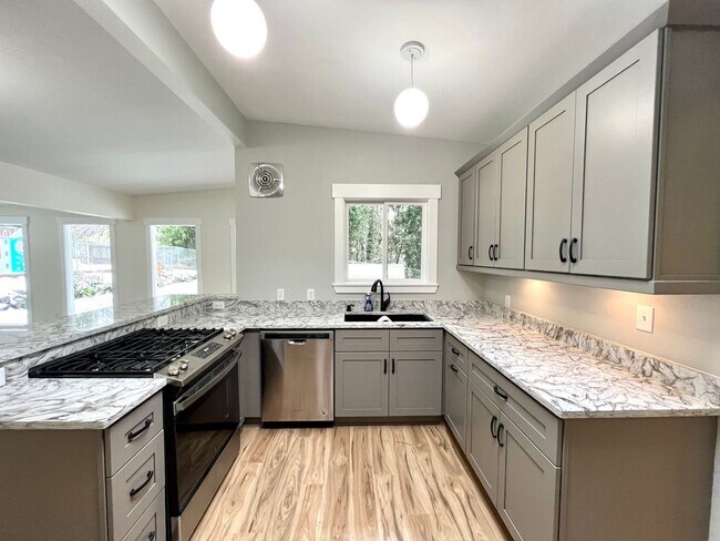 Foto del edificio - Gig Harbor Updated 4 bed 2 bath & Big Yard