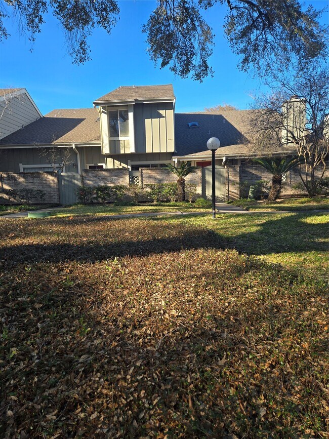 Foto del edificio - 12906 Leader St