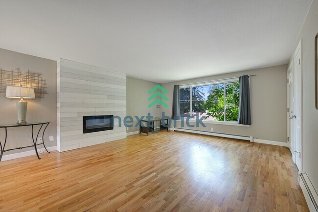 Foto del edificio - 4 Bed and 2 Bath Remodeled Single-family House Available!