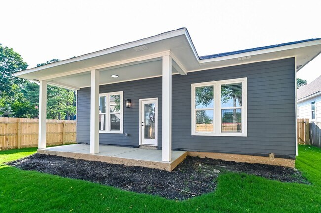 Building Photo - Charming Midtown Home Near Overton Park!