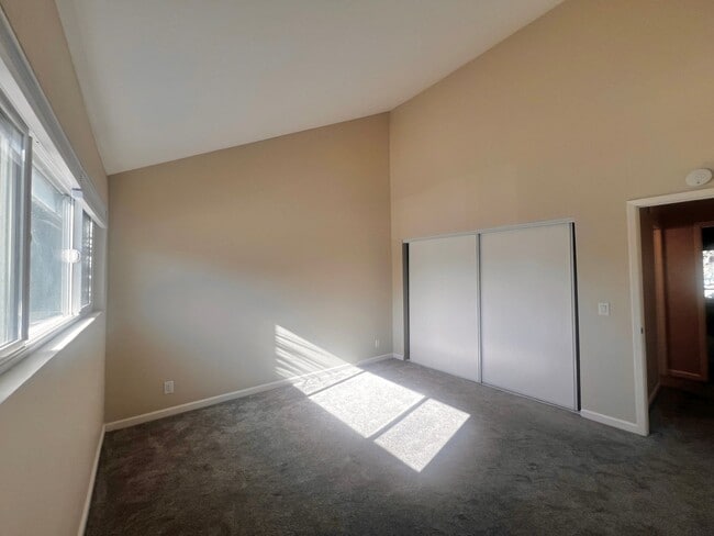 Building Photo - Specious 2-Bedroom Home with Prime Access