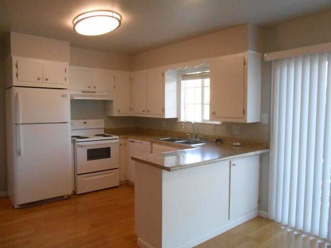 Foto del edificio - 3 Bedroom Home On Placer, Parking Pad Behi...