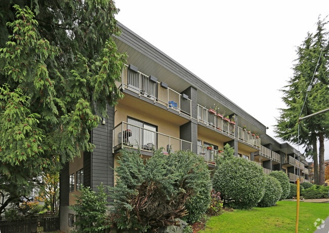 Building Photo - Royal Point