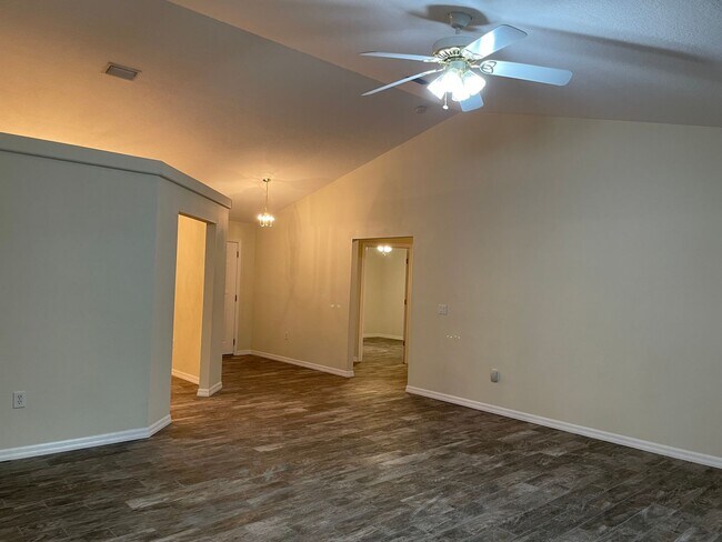 Building Photo - Gorgeous home, Ready to go! Just 15 minute...