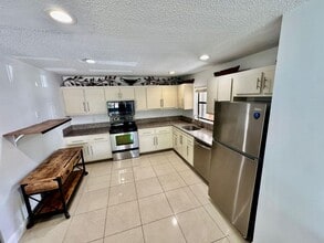 Building Photo - 9657 Riverside Dr