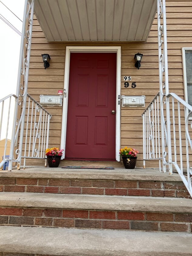 Front - 95 Thorpe Ave