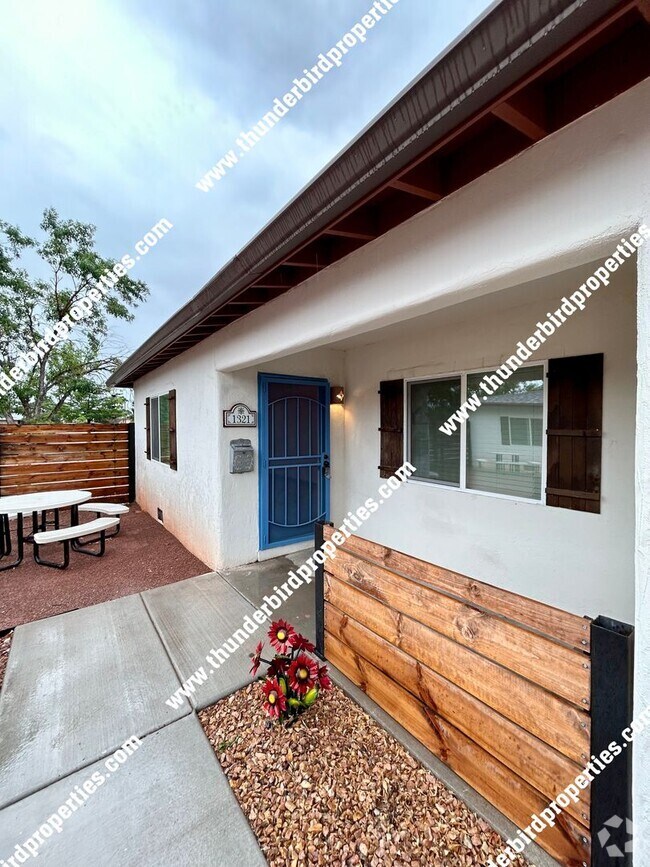 Building Photo - 1321 San Mateo Blvd SE
