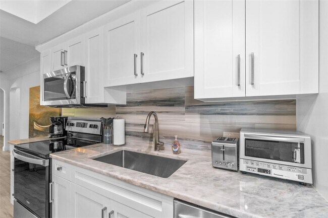 Foto del edificio - 2628 NE 49th St