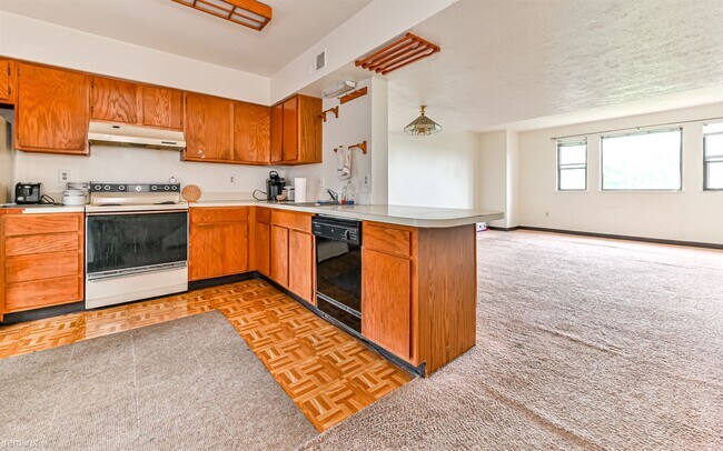 Building Photo - 3 br, 1 bath Townhome - 3258 Niagara Sq